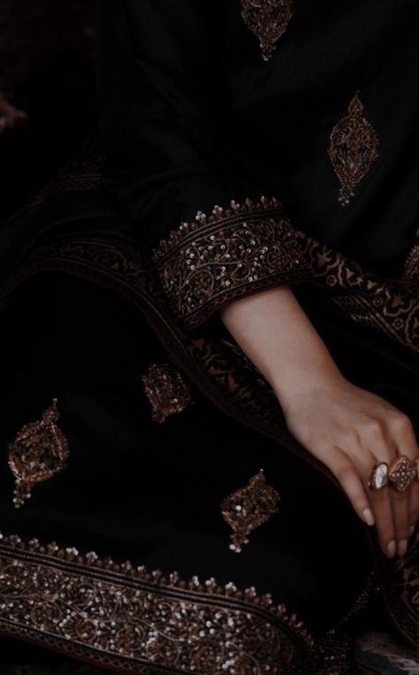 Black Indian Aesthetic, Desi Black Aesthetic, Black Desi Aesthetic, Black Desi Outfit, Dark Indian Aesthetic, Zahra Aesthetic, Imama Hashim, Glowy Foundation, Black Dress Ideas