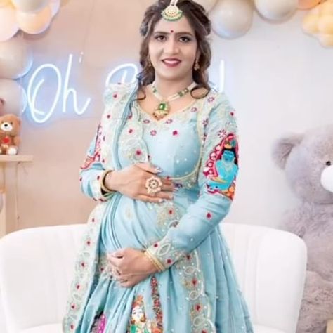 Sangita Jayswal (@khushboopaintings) • Instagram photos and videos Baby Shower Outfits For Mom Indian, God Bharai, Baby Shower Outfits For Mom, Baby Shower Dress For Mom, Babyshower Dress, Outfits For Mom, Fashionable Saree, Baby Shower Dress, Lehenga Saree Design