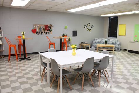 How to Do a Teacher's Lounge Makeover - Sippy Cup Mom Breakroom Ideas, Teachers Lounge Decor, Teacher Workroom, Faculty Room, Faculty Lounge, Teachers Lounge Makeover, Prep Room, Lounge Makeover, Staff Ideas