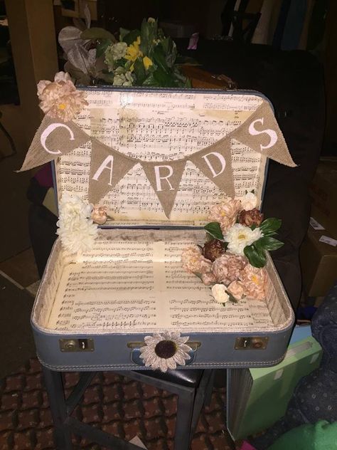 Wedding Card Suitcase, Wedding Card Holder Diy, Vintage Suitcase Wedding, Wedding Cards Keepsake, Boho Graduation, Quince Decor, Box Cars, Burlap Roses, Vintage Wedding Cards