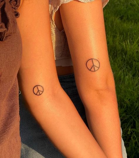 Thigh Tattoos Small Simple, Boho Hippy Tattoo, Small Hippy Tattoos, Small Peace Tattoo, 1970s Tattoos, Small Hippie Tattoo, Tattoo Earthy, Simple Hippie Tattoos, 70s Tattoo Ideas