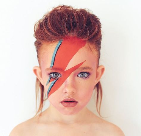 lightning, diamonds, and dogs face paint in party theme colors Ziggy Stardust Costume, David Bowie Children, David Bowie Makeup, David Bowie Costume, Best Kids Costumes, Rock Star Costume, David Bowie Ziggy Stardust, Diy Kostüm, Last Minute Costumes