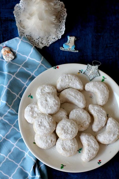 Kourabiedes recipe, traditional, festive, shortbread textured greek butter cookies with almond goodness. SO good! Greek Biscuits, Kourabiedes Recipe, Rum Cookies, Greek Butter Cookies, Butter Cookies Christmas, Greek Cookies, Greek Pastries, Greek Sweets, Greek Foods