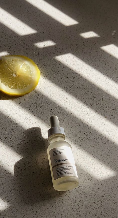 The ordinary niacinamide serum and lemon slice. Wallpaper worthy The Ordinary Aesthetic Photos, The Ordinary Photoshoot, Serum Aesthetic Photography, Serum Aesthetic, Ordinary Niacinamide, Skin Care Pictures, Niacinamide Serum, Sun Aesthetic, Social Media Advertising Design