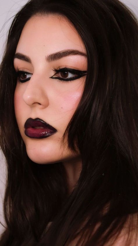 Black Cherry Lipstick Makeup, Black Liner Red Lips, Fall Goth Makeup, Black Cherry Makeup, Black Ombre Lips, Black Lipstick Looks, Makeup Black Lipstick, Vampy Lips Makeup, Eyeliner Cat Eye