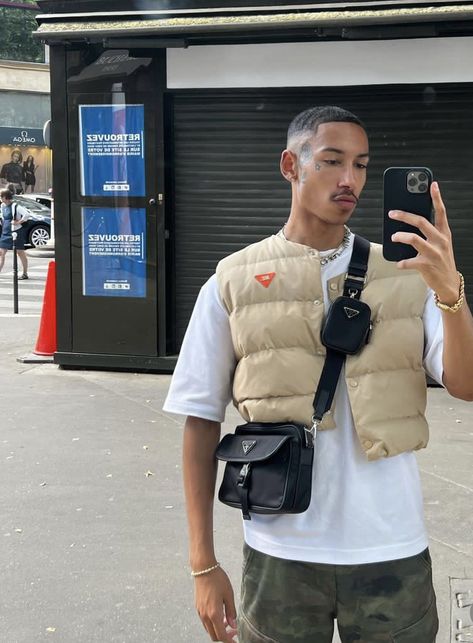 Guess Bag Outfit, Men Fade Haircut Short, Yeezy Fashion, Minimalist Fashion Men, Mens Summer Outfits, Mens Fade, Instagram Jewelry, Fashion D, Street Style Outfits Men