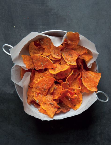 This is one of those recipes you’re going to want to memorize and make time and time again. Whenever I bring out a bowl of these golden, crispy butternut Veggie Chips Recipe, Butternut Squash Chips, Butternut Squash Benefits, Squash Chips, Feta Quiche, Pumpkin Chip, Healthy Chips, Veggie Chips, Butternut Squash Recipes