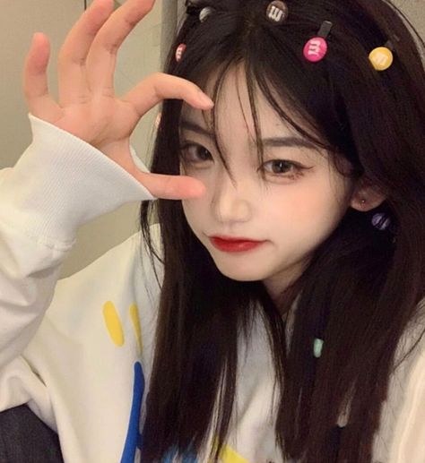 Ulzzang Girl Selca, Medium Long Haircuts, Ulzzang Korea, Kawaii Hairstyles, Korean Ulzzang, Aesthetic Grunge Outfit, Hair Accessories Clips, Uzzlang Girl