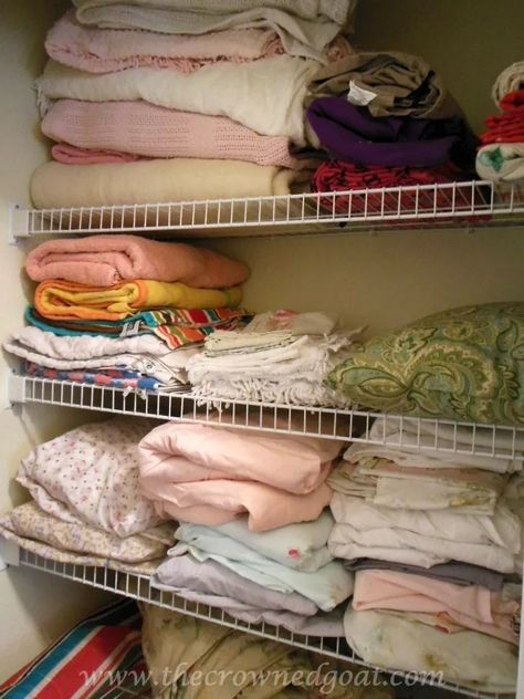 Linen Closet Organization Beautiful Linen Closet, Linens Closet Organization, Linin Storage, Organize Linen Closet Ideas, Blanket Organization In Closet, Blanket Closet Organization, Small Linen Closet Organization Hallways, Linen Closet Organization Ideas Hallways, Linen Closet Shelving