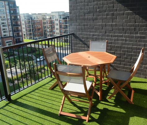 Synthetic fake grass on a balcony Artificial Grass Ideas, Artificial Grass Balcony, Laying Artificial Grass, Patio Balcony Ideas, Best Artificial Grass, Artificial Grass Carpet, Fake Turf, Condo Balcony, Grass Rug