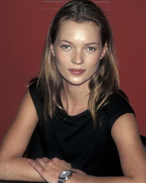 Young Kate Moss, 90s Fashion Icons, Kirsty Hume, No Makeup Look, Supermodel Body, No Makeup Makeup Look, Kate Moss 90s, Moss Fashion, No Makeup Makeup