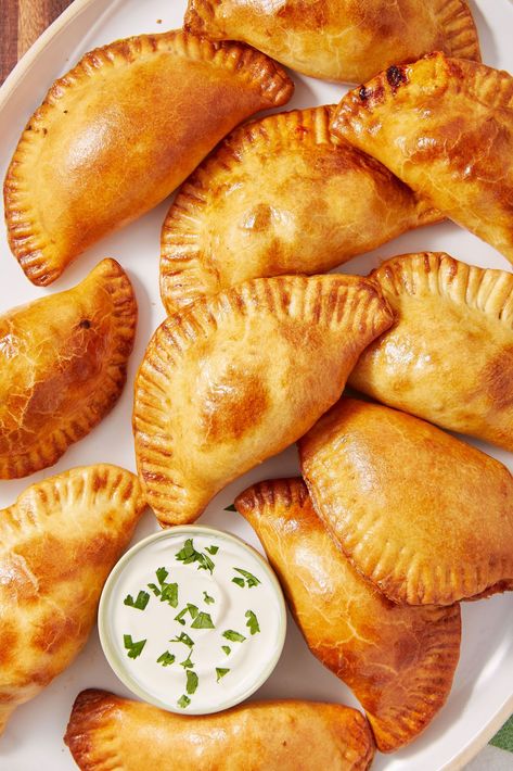 Cheesy Beef EmpanadasDelish Beef Empanadas Recipe, Empanadas Dough, Beef Empanadas, Diner Recept, Empanadas Recipe, Chocolate Chip Muffins, Beef Dishes, Mexican Dishes, Ground Beef Recipes