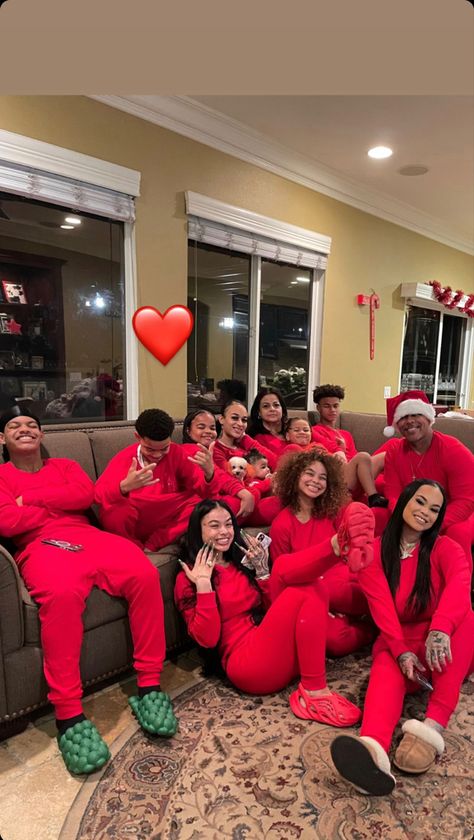 Group Pajamas, Friends Hangout Outfit, Christmas Pajamas Black Family, Group Matching Pajamas, Friendmas Outfit Ideas, Cousins Christmas Pictures, Christmas Pajamas Party Ideas, Christmas Matching Pajamas Friends, Friend Group Matching Pajamas