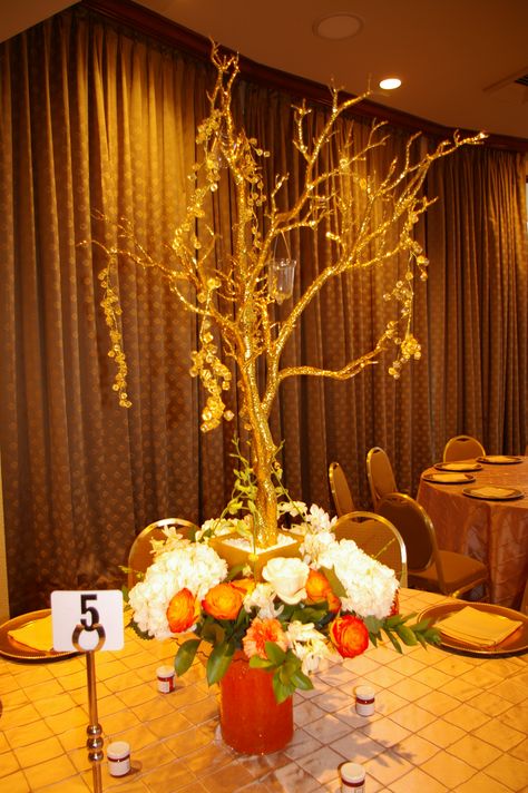 Centerpiece for a wedding, gold tree with golden crystal drops in the center of a floral design, raised in a vase with gel the color of wedding Gold Vase Center Pieces, Beautiful Tablescapes, Gold Tree, Wedding Floral Centerpieces, Crystal Drop, Floral Centerpieces, Wedding Centerpieces, Tablescapes, Floral Wedding