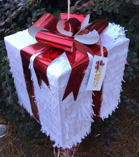 Christmas Piñatas, Christmas Pinata, Birthday Pinata, Piñata Ideas, Diy Pinata, Pinata Party, Holiday Crafts Diy, Bow Christmas, A Stick