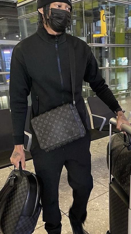 Luxury Crossbody Bag Men, Black Bag Outfit, Louis Vuitton Mens Bag, Flannel Outfits Men, Louis Vuitton Bag Outfit, Louis Vuitton Outfit, Swag Hats, Mens Luxury Lifestyle, Black Men Fashion Urban