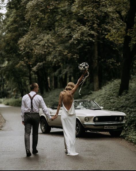 Wedding Couple Poses With Car, Wedding Classic Car Photo Ideas, Wedding Pictures With Old Cars, Wedding Photo Ideas Car, Wedding Photos Old Car, Corvette Wedding Pictures, Engagement Photos In Car, Wedding Photos With Old Car, Old School Car Wedding Photos