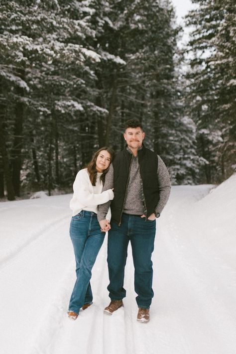 Winter Photos Couple, Engagment Photo Winter Outfits, Snowy Engagement Photos Outfits, Winter Mountain Engagement Photos, Winter Engagement Photos No Snow, Snowy Mountain Engagement Photos, Winter Engagement Photos Outfits, Christmas Couple Pictures, Christmas Family Photoshoot