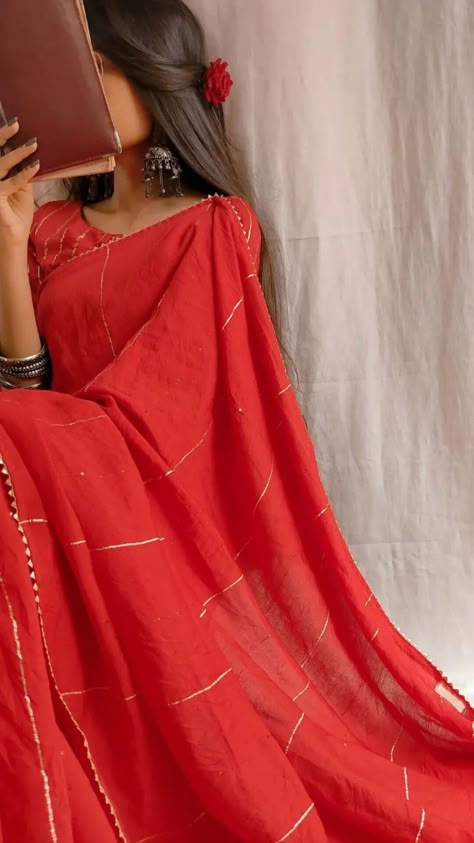 Saree Shoot, Simple Saree Designs, Desi Aesthetics, Traditional Indian Dress, Saree Poses, Desi Fashion Casual, Indian Photoshoot, Stylish Photo, Saree Photoshoot