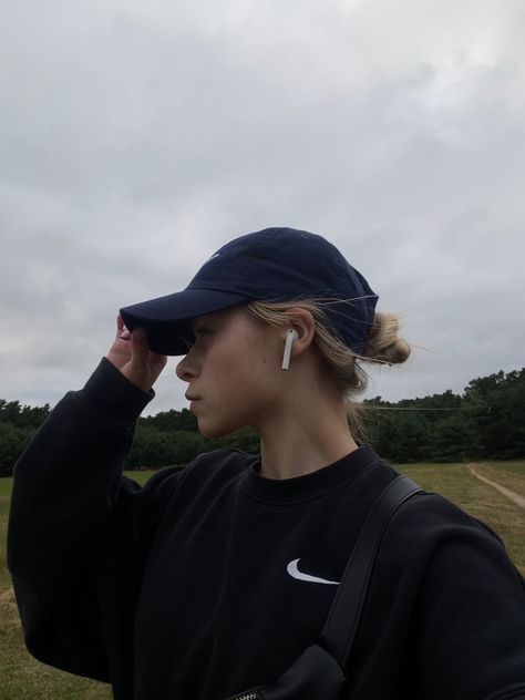 Airpods Outfit Women, Airpods Outfit, Nike Cap Outfit, Airpods Aesthetic, Forest Trip, Manifest Board, Gym Aesthetics, Running Girl, Girl Apartment