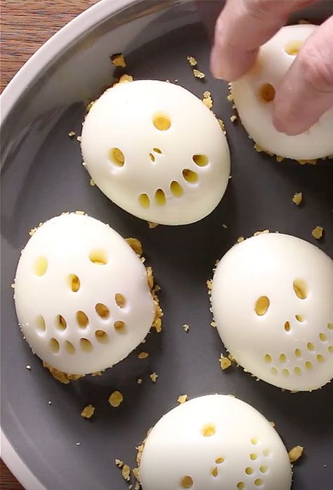 1. Cut eggs lengthwise in half. Remove yolks, reserving whites. In a small bowl, mash yolks. Stir in mayonnaise, peppers, mustard, vinegar, paprika, salt and pepper until blended. 2. Using a small and a large straw, decorate each egg white to make a skull with eyes, a nose and a mouth. Spoon or pipe yolk mixture into egg whites. Place crushed chips in a shallow bowl. Dip each exposed yolk into chips. Refrigerate, covered, until serving. If desired, garnish plate with whole corn chips. Halloween Eats, Halloween Deviled Eggs, Menu Halloween, Creepy Halloween Food, Halloween Food Appetizers, Halloween Appetizers, Appetizer Bites, Dinner Appetizers, Halloween Snacks