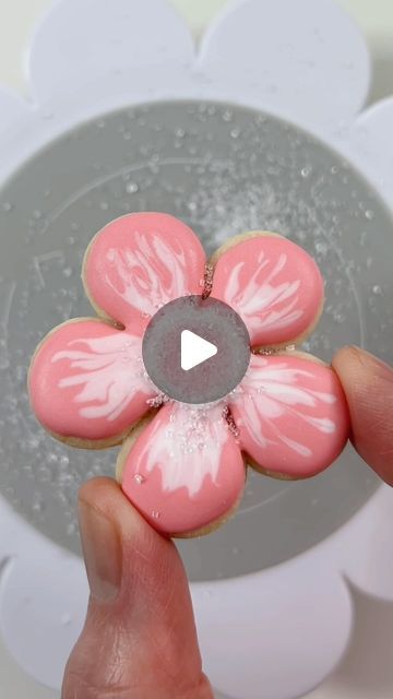 Spring Flower Cookies, Sugar Cookie Decorating, Flower Cookie, Butterfly Cookies, Icing Techniques, Icing Flowers, Cookie Videos, Pretty Cookies, Cookie Packaging