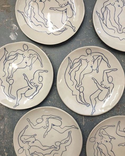 Female Line Drawing, Ceramic Plates Designs, Ceramic Plates Art, Handmade Ceramic Plates, Handmade Pottery Plates, Minimalist Line Drawing, Ceramic Cafe, Painted Ceramic Plates, Handmade Ceramics Plates