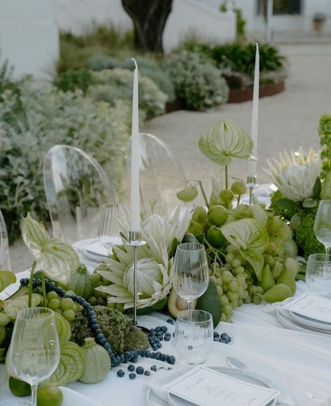 Green White Table Setting, Greenery Wedding Tables, Italy Wedding Table, Green And White Wedding Decor, Green Flower Arrangements, Green Floral Arrangements, Engagement Table, Graphic Instagram, Green Wedding Theme