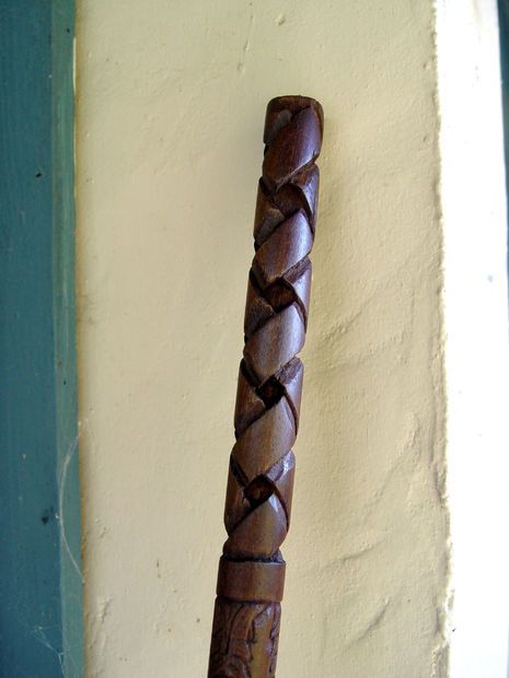 Celtic Knot Walking Stick Hand Carved Walking Sticks Design, Walking Sticks Ideas Homemade, Wood Carving Patterns Templates, Wood Hiking Stick, Stick Carving, American Drawing, Dremel Tools, Unique Walking Sticks, Handmade Walking Sticks