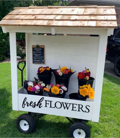 Flower Wagon, Farm Market Ideas, Farmers Market Stand, Vegetable Stand, Cut Flower Farm, Garden Cart, Flower Truck, Garden Stand, Flower Cart