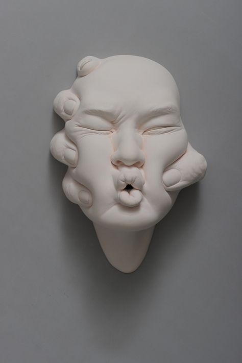 Johnson Tsang‘s completely contorted facial sculptures are so absurd they’re lovely. Hands play a major role in his Open... Johnson Tsang, Ceramic Face, Modern Canvas Painting, Statue Decor, Antony Gormley, Photographie Portrait Inspiration, Keramik Design, Porcelain Art, A Level Art