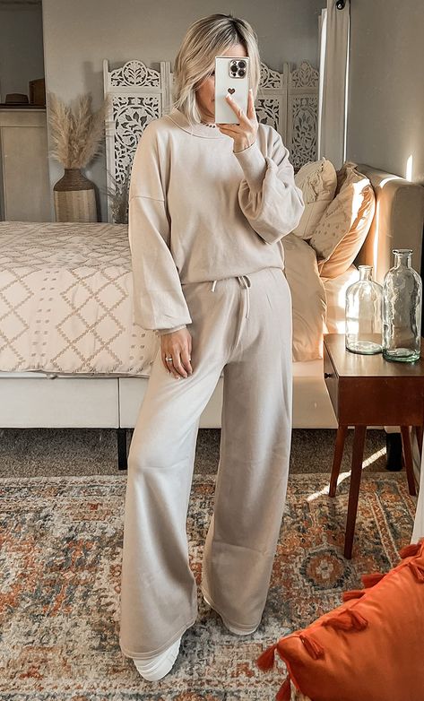 Sweatpants And Sweatshirt Outfit, Chic Loungewear Outfits, Cute Loungewear Outfits, Wide Leg Sweatpants Outfit, Lounge Set Outfit, Amazon Loungewear, Sweatsuit Outfits, Elegant Lounge, Lounge Wear Sets