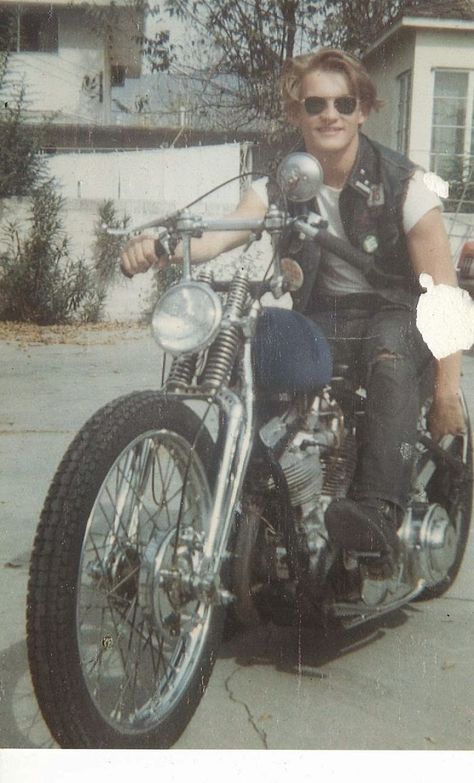 20 Amazing Vintage Photos of Our Dads Being Awesome in the 1970s and 1980s Just Like Your Father, Biker Photos, Old School Vans, Were Back, Classic Harley Davidson, Biker Aesthetic, Biker Lifestyle, Motorcycle Pictures, Vintage Biker