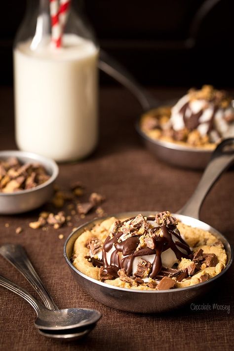 Peanut Butter Cup Mini Skillet Cookies Skillet Cookies, Skillet Desserts, Hot Desserts, Ultimate Cookies, Cookies Bars, Skillet Cookie, Peanut Butter Chocolate Chip Cookies, Dessert For Two, Fudge Sauce