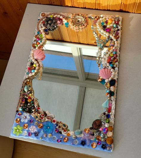 Mirror Arts And Crafts, Decorated Full Length Mirror, Fun Mirror Frames, Beach Picture Frames Diy, Embellished Mirrors Diy, Diy Mirror Ideas Projects, Upcycle Mirror Ideas, What To Do With Old Watches, Ways To Decorate A Mirror