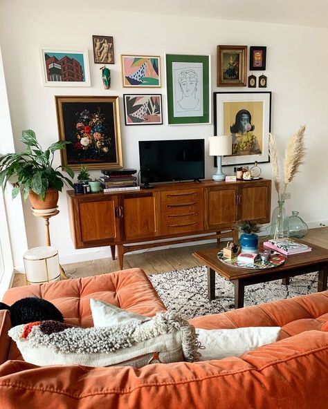 Orange Couch, Mums Birthday, Apt Decor, Burns Night, Casa Vintage, Mid Century Modern Living Room, Dream Apartment, Decoration Inspiration, Boho Living