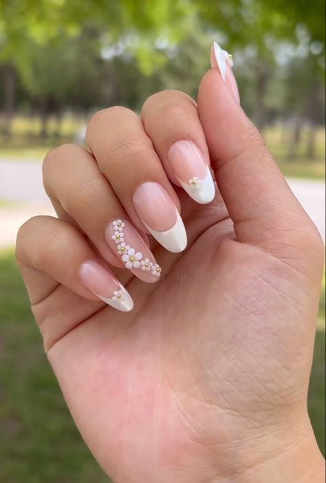 Almond Nails For Graduation, Wedding Nail Art, Subtle Nails, Simple Gel Nails, Wedding Nail, Classy Acrylic Nails, Almond Nails Designs, Pearl Nails, Soft Nails