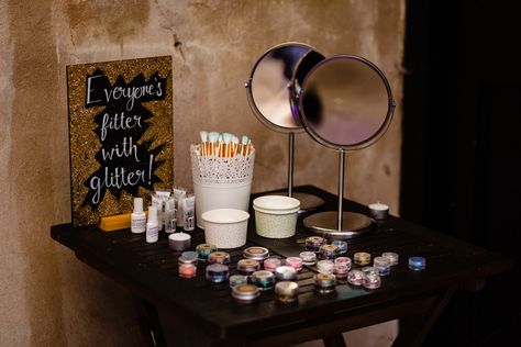 Wedding Glitter Station, Wedding Glitter Bar, Glitter Station Wedding, Glitter Bar Wedding, Glitter Bar Party, Glitter Bar Ideas, Glitter Station, Stand Glitter, Emily Black