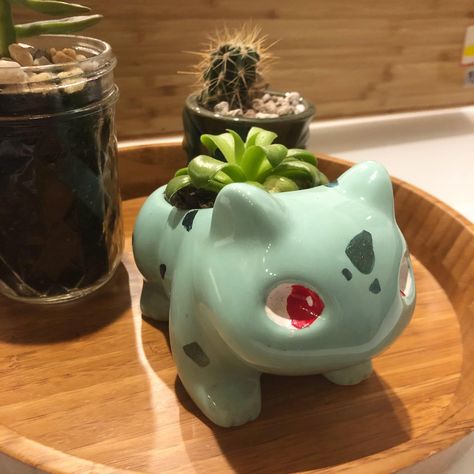 Bulbasaur Plant Pot, Clay Bulbasaur, Bulbasaur Planter, Pokemon Room, Pokemon Bulbasaur, Clay Diy Projects, Ceramic Plant Pots, Pottery Crafts, Clay Ornaments