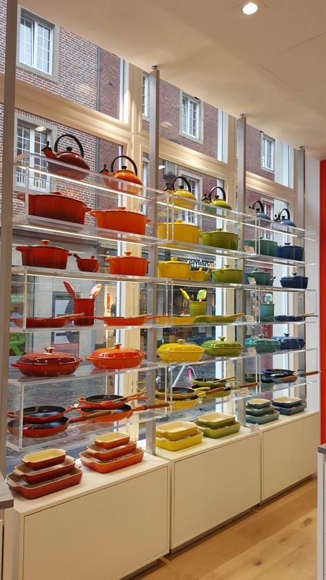 Utensils Shop Design, Crockery Shop Interior Design, Kitchenware Store Design, Le Creuset Display, Cookware Display, Store Interior Design, Crockery Design, Retail Store Interior Design, Kitchenware Shop