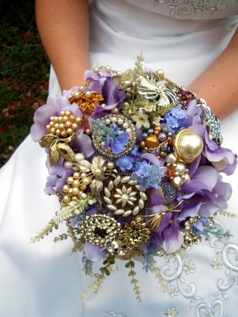 Wedding Bouquet Jewelry, Brooch Bouquet Diy, Simple Beach Wedding, Bouquet Jewelry, Challenge Ideas, Bridal Brooch Bouquet, Wedding Brooch Bouquets, Wedding Crafts Diy, Vintage Jewelry Crafts