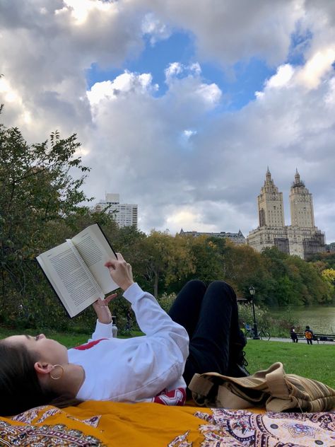 Central park photoshoot, nyc, reading vibes, bow bridge Central Park Photoshoot, Central Park Aesthetic, Friends Nyc, Reading Vibes, Nyc Vibes, Reading City, Park Photoshoot, Nyc Summer, Aesthetic Friends