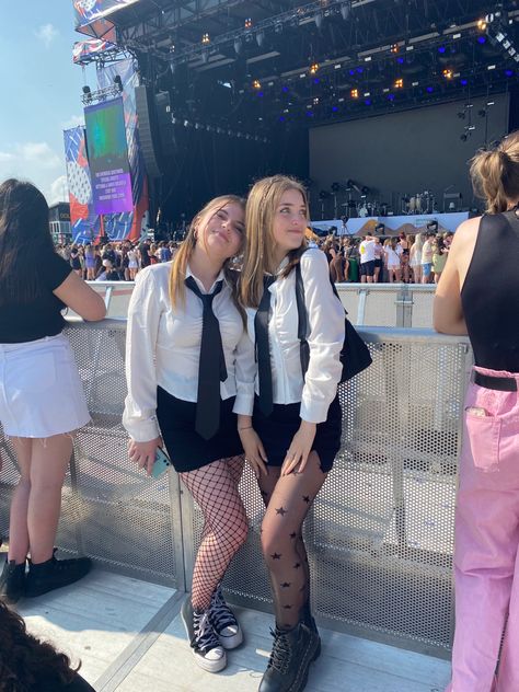 Matty Healy Concert Outfit, The 1975 Concert Outfit Men, Orchestra Concert Fit, 1975 Concert Outfit Men, Charlie Puth Concert Outfit Ideas, The 1975 Concert Outfit Ideas 2023, The 5sos Show Outfits, 1975 Outfit Concert, The 1975 Outfit Concert