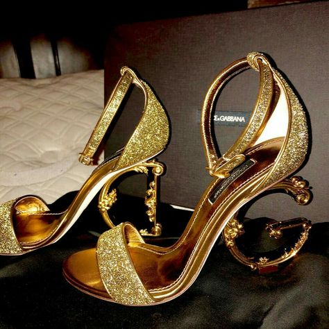 Flower Heels, Dolce Gabbana Shoes, Heels High, Fancy Shoes, High Shoes, Shoe Inspo, Gold Shoes, Gold Heels, Dolce E Gabbana