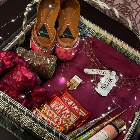 Alhumdulillah delivered customize basket for eid dm for orders and detail ✨️ Eidi Basket For Her, Baat Pakki Gifts, Eid Baskets Gift Ideas, Eid Hampers Ideas, Baat Pakki Ideas, Eid Basket, Earing Organizer, Engagement Basket, Baat Pakki