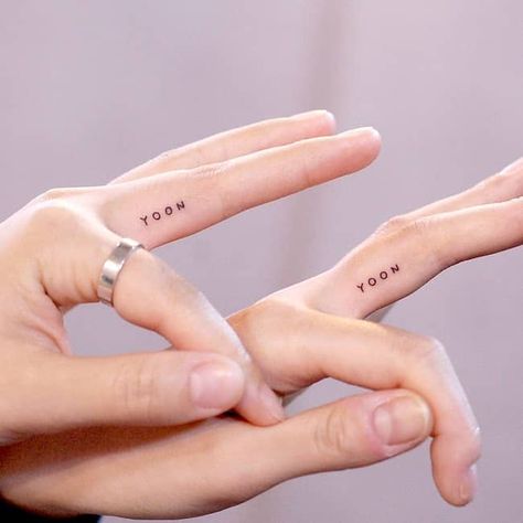 Tiny Matching Surname Finger Tattoos Small Friendship Tattoos, Soul Sister Tattoos, Cute Sister Tattoos, Finger Tattoo Ideas, Small Wave Tattoo, Sister Tattoo Designs, Small Matching Tattoos, Tattoo Placements, Matching Best Friend Tattoos