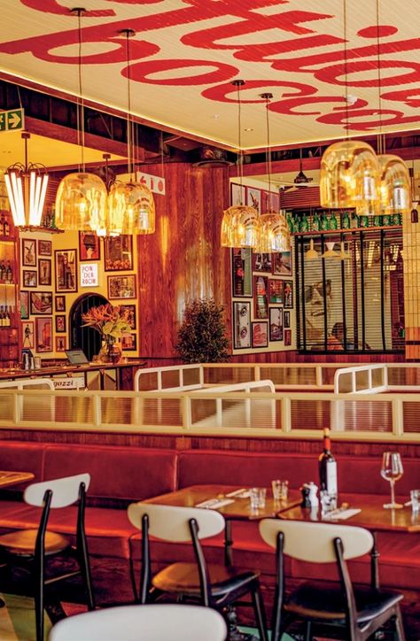 Pizza Bar Design, Italian Pizzeria Aesthetic, Italian Diner Aesthetic, Italian Pizzeria Interior, 70s Restaurant, Italian Cafe Design, Italian Pizza Shop Interior, Italian Cafe Aesthetic, Italian Bars