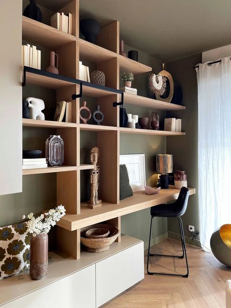 Bibliothèque sur-mesure bois clair avec placards blancs - Compagnie des Ateliers Bibliotheque Diy, Wall Unit With Desk, Desk Wall Unit, Desk Nook, Office Guest Bedroom, Japandi Living, Wooden Tv Stands, Home Library Design, Built In Furniture