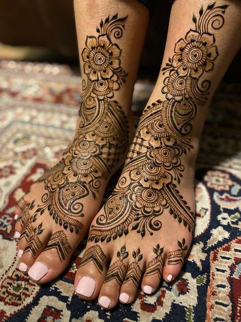 Bridal henna, Arabic floral feet design Henna Foot Designs, Henna Foot, Wedding Henna Designs, Indian Henna Designs, Leg Henna, Henna Inspired Tattoos, Foot Henna, Legs Mehndi Design, Latest Henna Designs