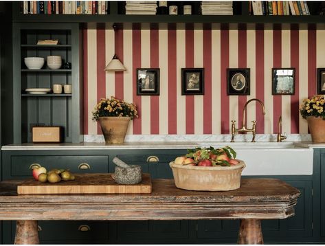 English Cottage Interiors, Kitchen Confidential, Devol Kitchens, Chic Spaces, Cozy Kitchen, Kitchen Wallpaper, Striped Wallpaper, Classic Interior, Home Wallpaper